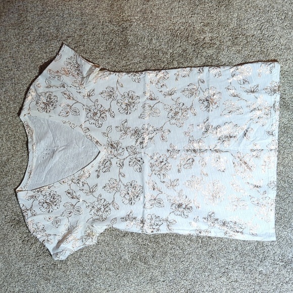 a new day Tops - A new way white v-neck Tshirt with gold flower pattern, size small